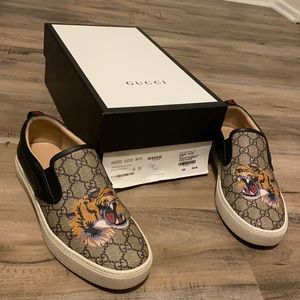 Gucci: Tiger Print Slip On’s In Brown